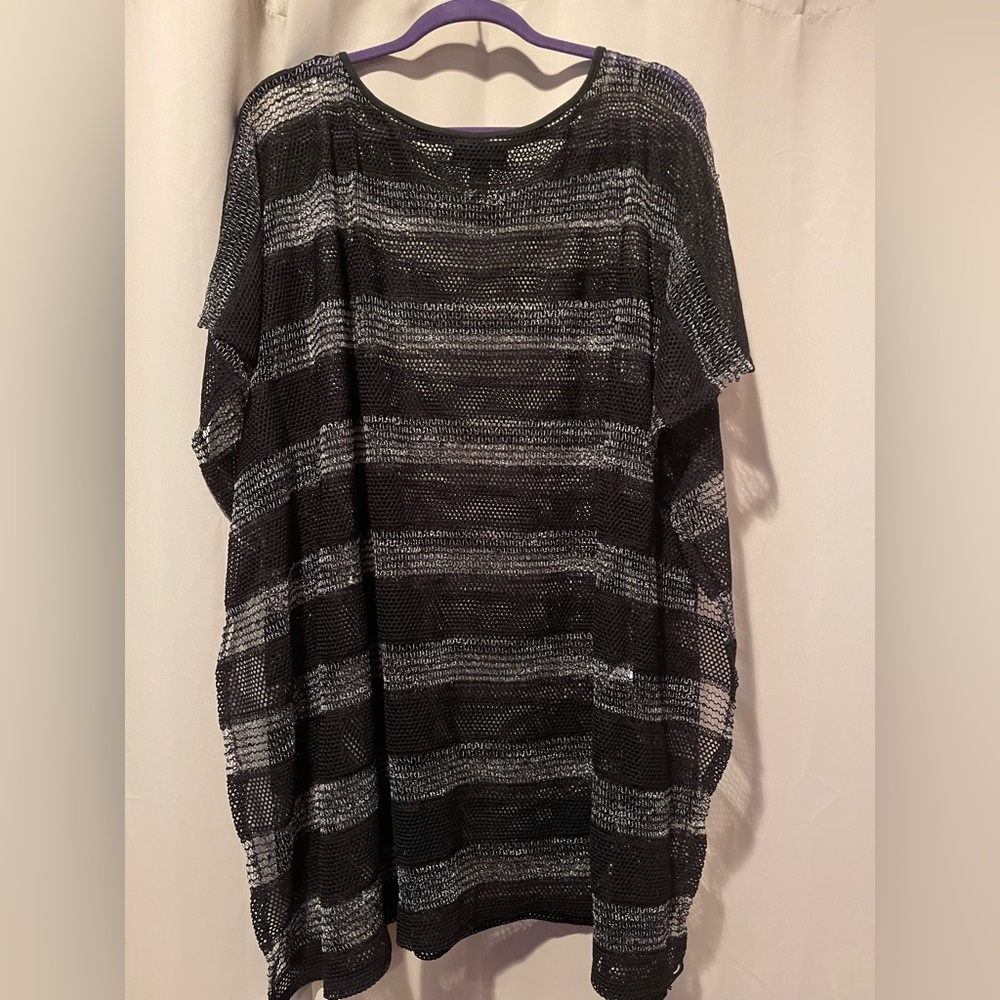LIKE NEW! Black/Silver Shaw! Perfect for evening wear and the holiday parties!